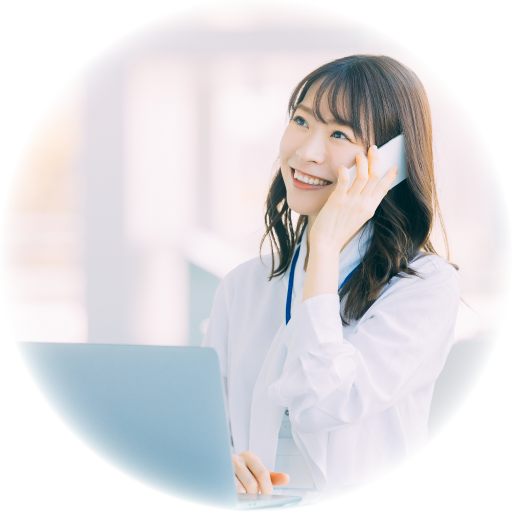 笑顔で電話する女性