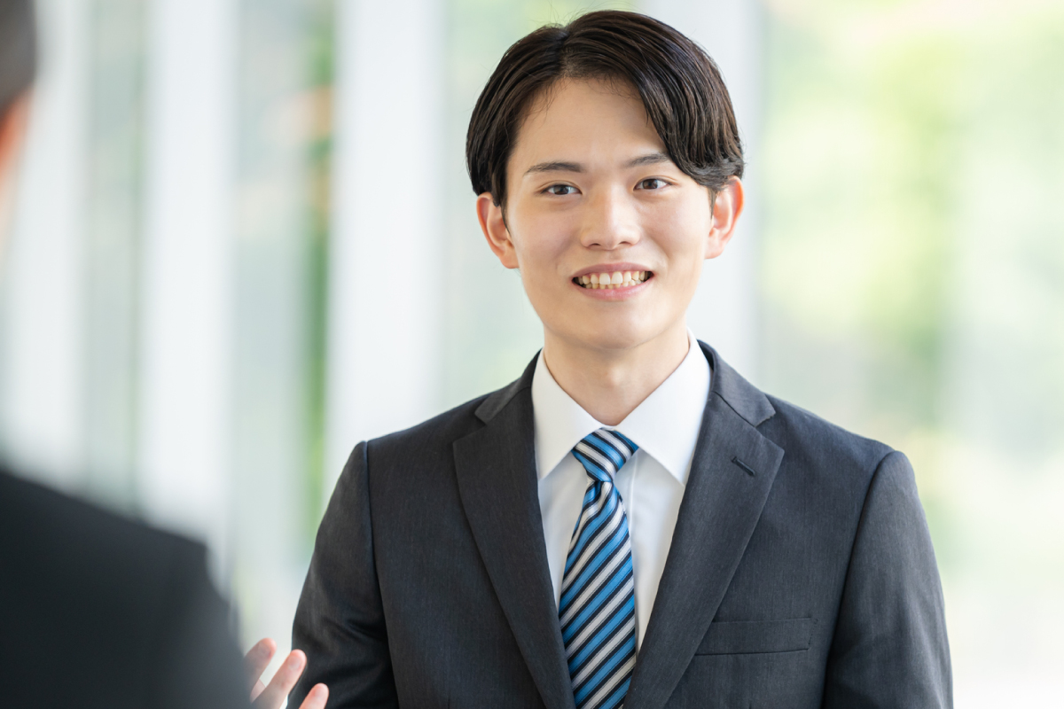 面接を受ける高校生