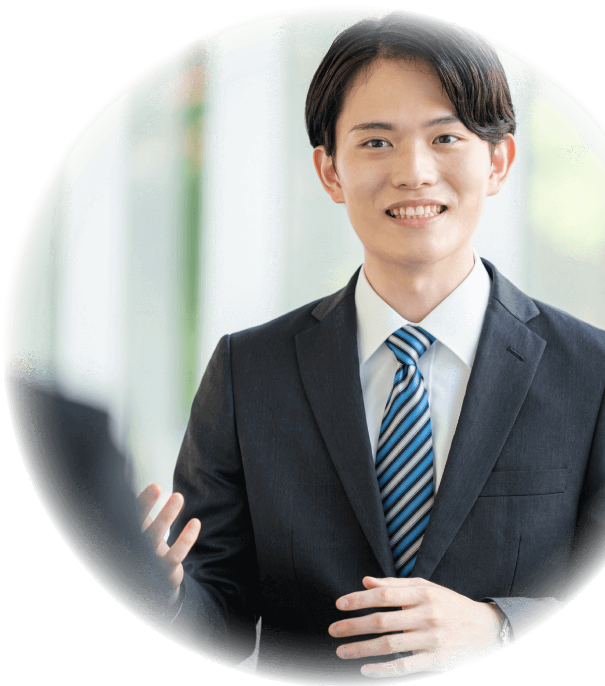面接を受ける高校生